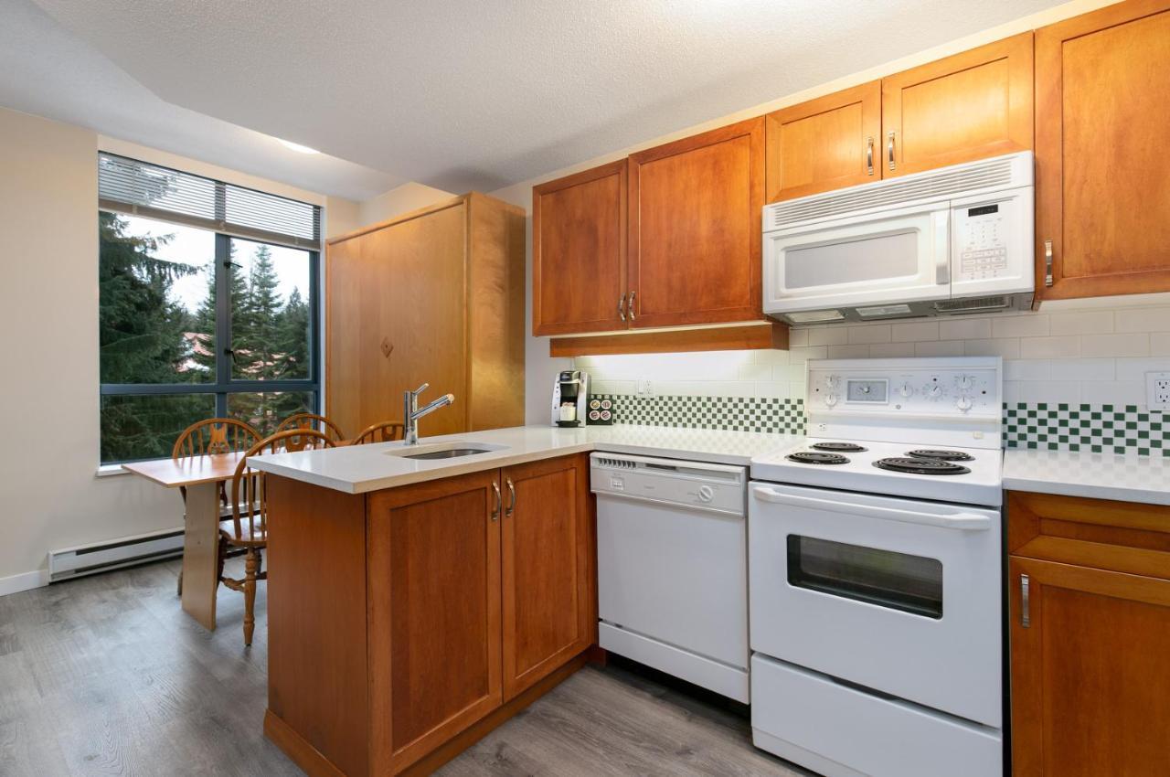 Alpenglow Lodge By Mva Whistler Exterior photo