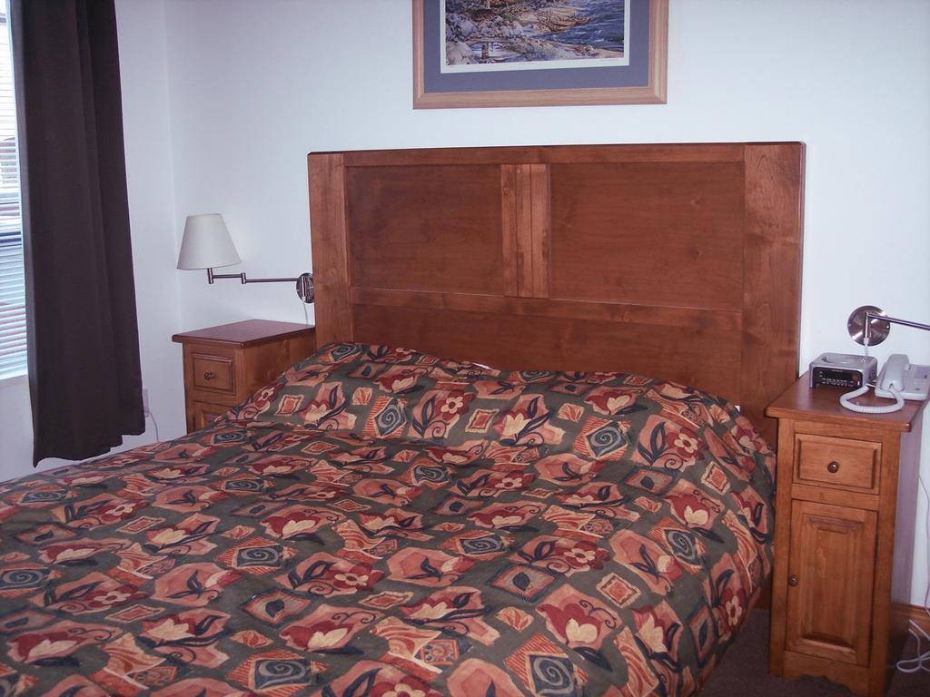 Alpenglow Lodge By Mva Whistler Room photo