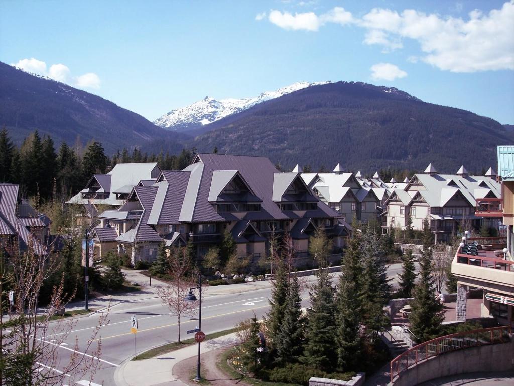 Alpenglow Lodge By Mva Whistler Exterior photo