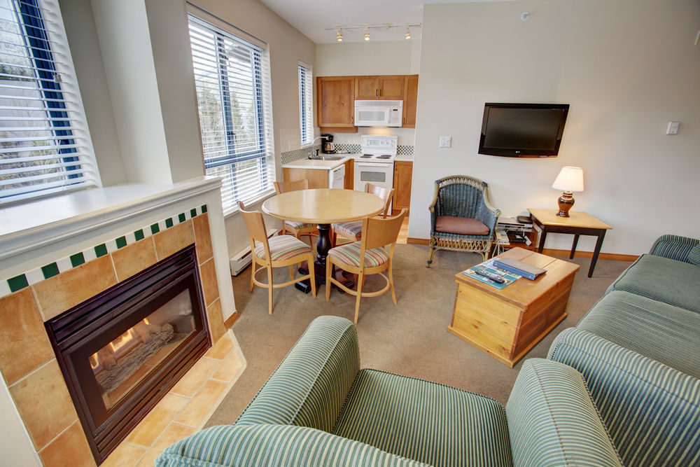 Alpenglow Lodge By Mva Whistler Exterior photo