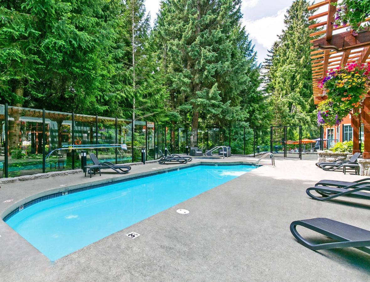 Alpenglow Lodge By Mva Whistler Exterior photo
